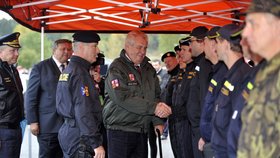 Miloš Zeman si přijel prohlédnout areál muničních skladů ve Vrběticích. Stylově v uniformě.