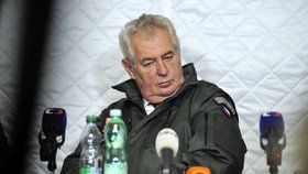 Prezident Miloš Zeman si přijel prohlédnout areál muničních skladů ve Vrběticích. Stylově v uniformě.