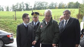 Prezident Zeman si prohlédl techniku, která pomáhá areál střežit.