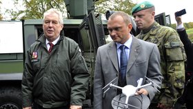 Prezident Zeman si prohlédl techniku, která pomáhá areál střežit.