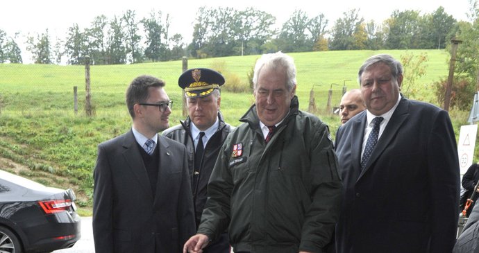 Prezident Zeman si prohlédl techniku, která pomáhá areál střežit.