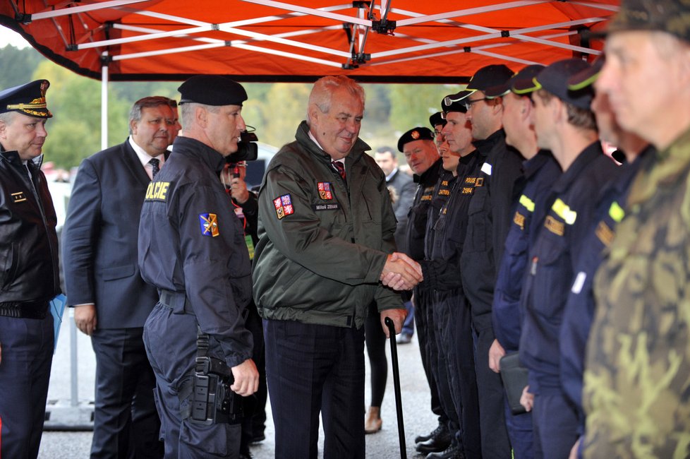 Miloš Zeman si přijel prohlédnout areál muničních skladů ve Vrběticích. Stylově v uniformě.