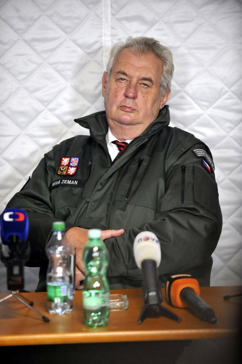 Miloš Zeman si přijel prohlédnout areál muničních skladů ve Vrběticích. Stylově v uniformě.