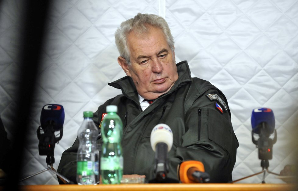 Miloš Zeman si přijel prohlédnout areál muničních skladů ve Vrběticích. Stylově v uniformě.