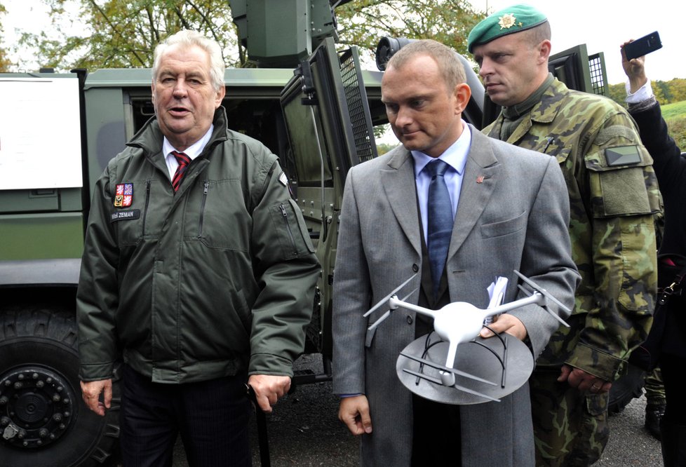 Prezident Zeman si prohlédl techniku, která pomáhá areál střežit.