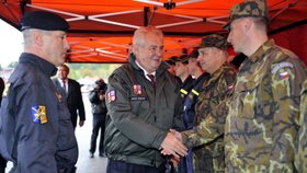 Prezident Miloš Zeman si přijel prohlédnout areál muničních skladů ve Vrběticích. Stylově v uniformě.