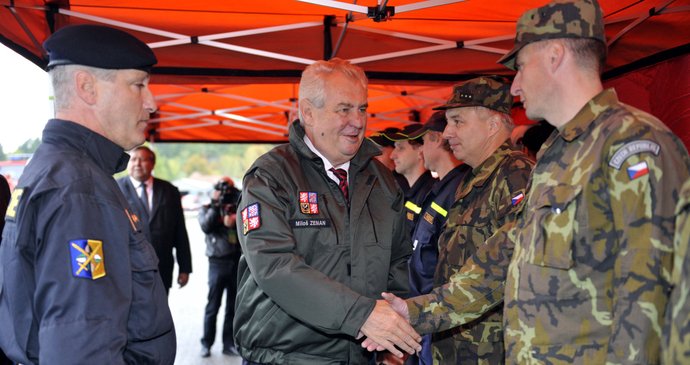 Prezident Miloš Zeman si přijel prohlédnout areál muničních skladů ve Vrběticích. Stylově v uniformě.