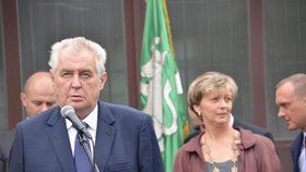 Prezident Miloš Zeman ve Vyšních Lhotách, kde se nachází zařízení pro uprchlíky. Za běženci ale nešel.