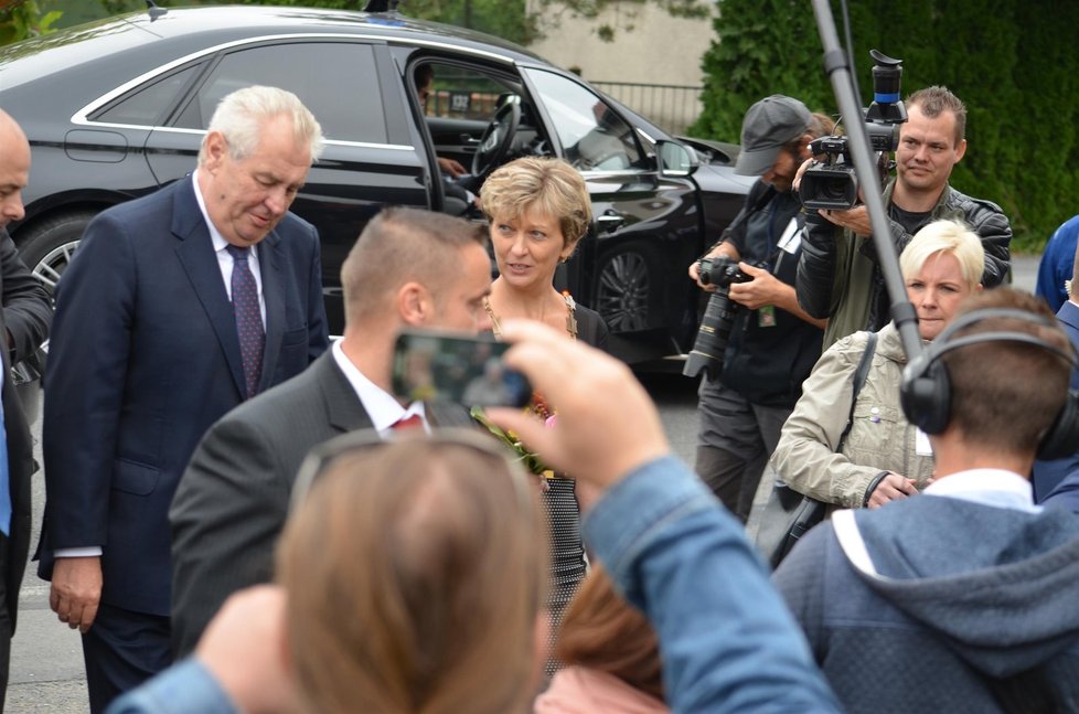 Prezident Miloš Zeman ve Vyšních Lhotách, kde se nachází zařízení pro uprchlíky. Za běženci ale nešel.