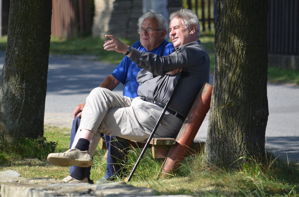 Miloš Zeman obdivoval přírodu společně s dalším starším občanem.