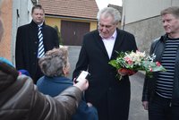 Zeman se vrací do Prahy: Z Vysočiny odjížděl s kyticí pro svou ženu