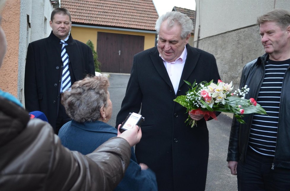 S kyticí se se svým sousedem včera přišla rozloučit jeho sousedka Věra Popková