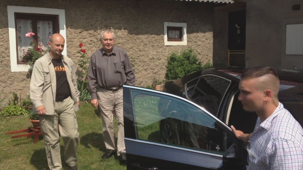 Prezident Miloš Zeman vyrazil na oběd s přáteli.