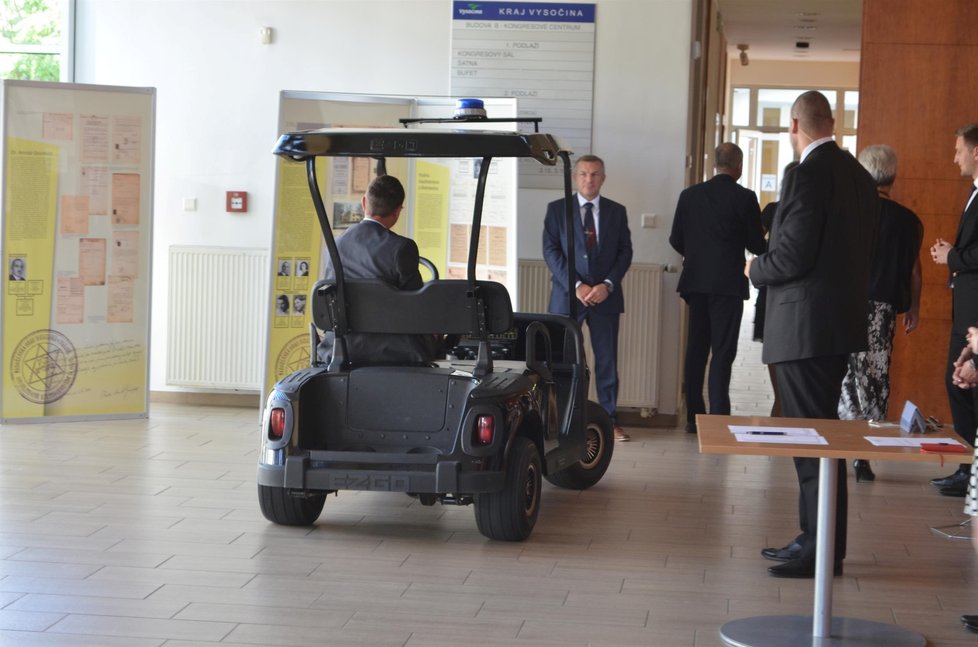 Po dvoře krajského úřadu vezla ochranka prezidenta v tomto vozíku s modrým majákem.