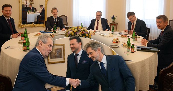 Na Pražském hradě se sešli nejvyšší ústavní činitelé. Dorazil předseda Senátu Miloš Vystrčil, ale i předseda Sněmovny Radek Vondráček (11. 3. 2020)