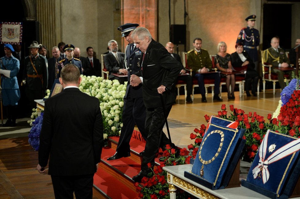 Prezident Miloš Zeman opouští Vladislavský sál Pražského hradu, kde pronesl projev a rozdal státní vyznamenání (28. 10. 2018)