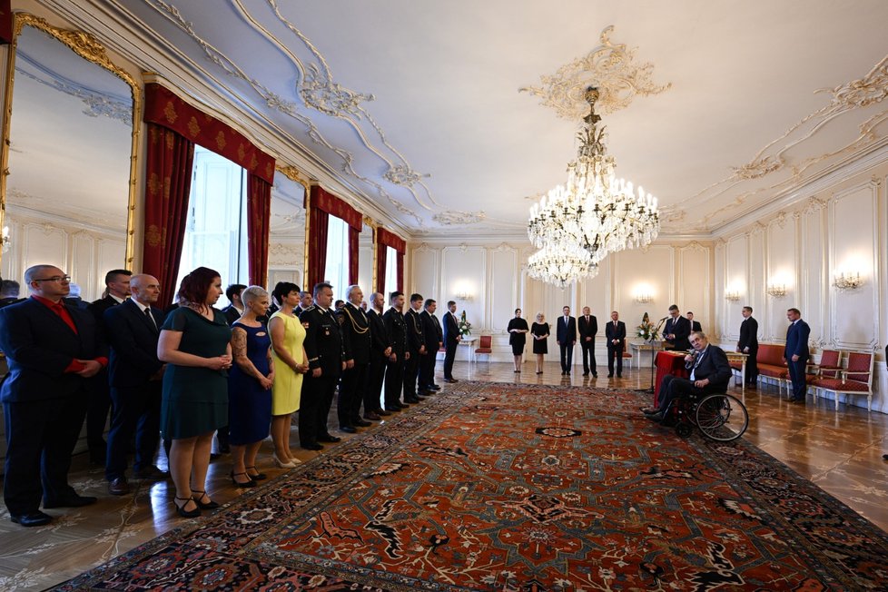 Prezident Miloš Zeman předal ocenění Zlaté záchranářské kříže za rok 2021. Lékařka Michaela Richterová je druhá zleva.