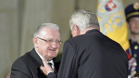 Miloš Zeman vyznamenal Františka Čubu medailí Za zásluhy