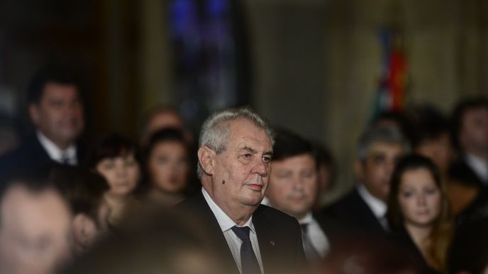 Prezident Zeman kráčí Vladislavským sálem