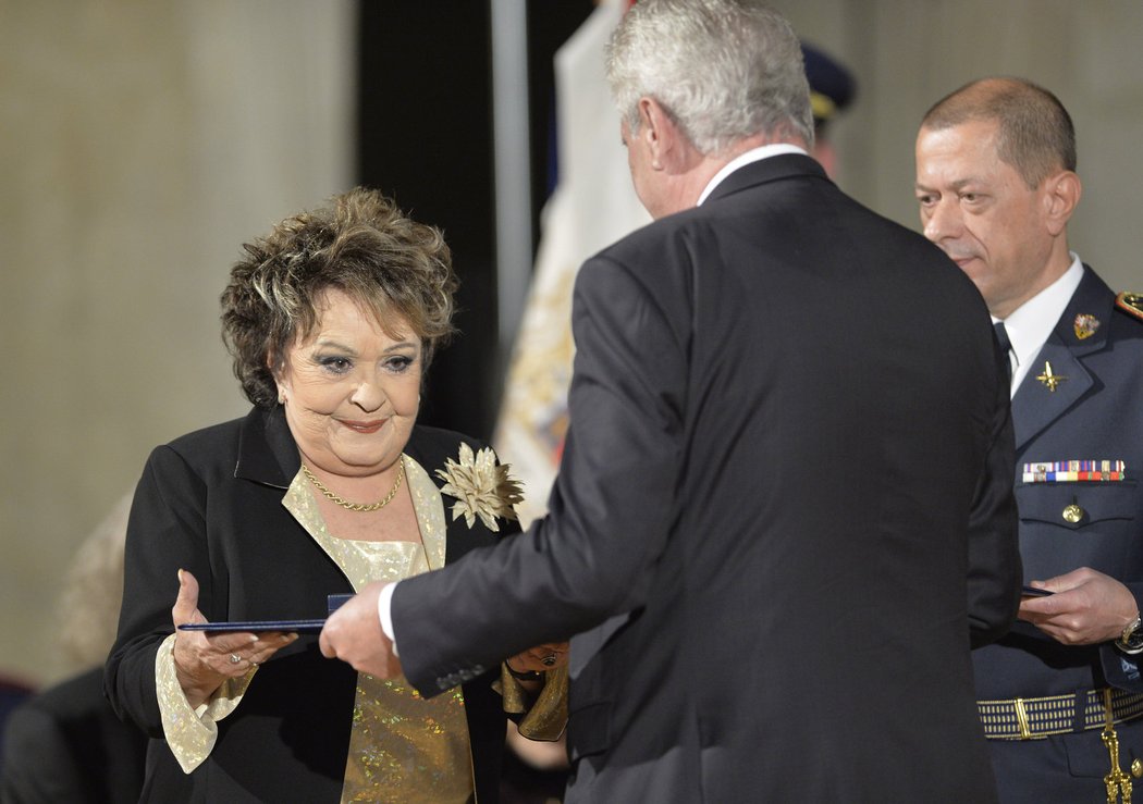 Prezident Zeman udělil Jiřině Bohdalové medaili za zásluhy v oblasti umění