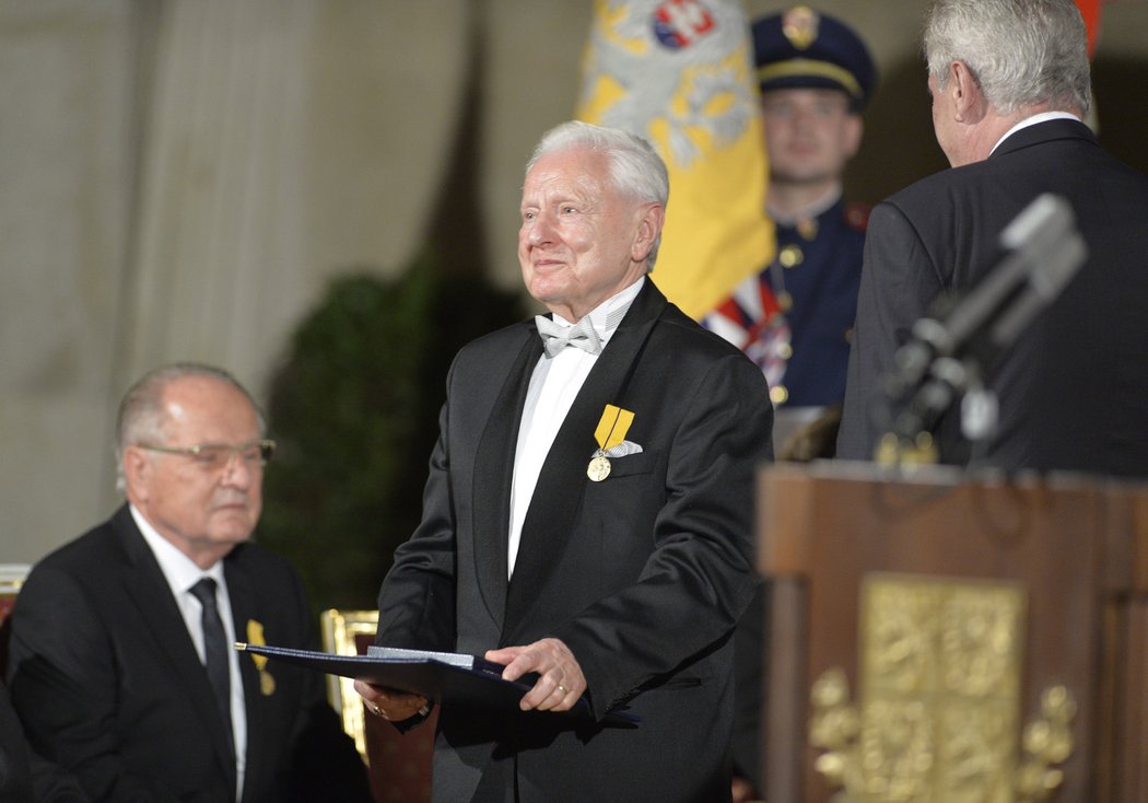 Medaili Za zásluhy udělil bývalému ministrovi průmyslu své někdejší vlády Miroslavu Grégrovi