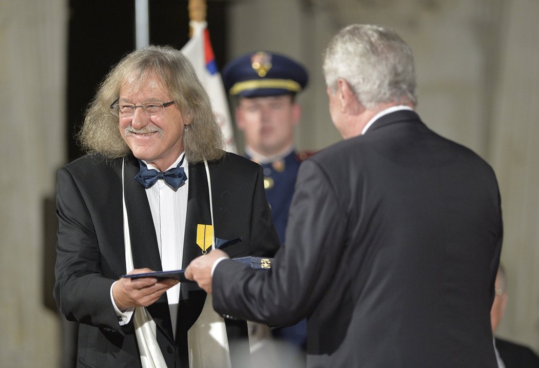 Medaili Za zásluhy udělil prezident kytaristovi Lubomíru Brabcovi 