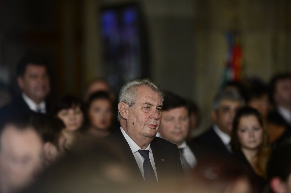 Prezident Zeman kráčí Vladislavským sálem