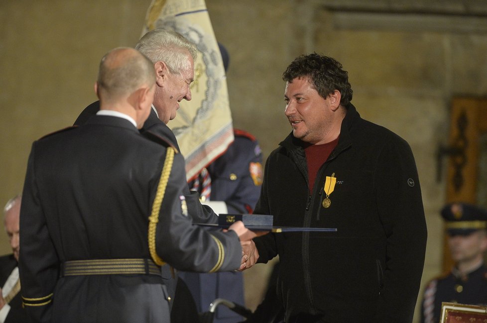 28. října 2014 na Pražském hradě: Hitem se stala medaile připnutá na mikinu režiséra Sedláčka