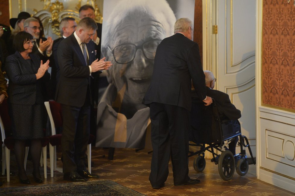 Zeman nakonec Wintona ze sálu sám odvezl