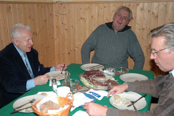 Miloš Zeman se v kruhu svých soukmenovců dobře bavil. Čas byl i na lidové písničky.