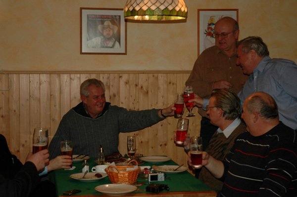 Na svůj svátek a na zdraví si Miloš Zeman připil i s bývalým poradcem Šloufem.