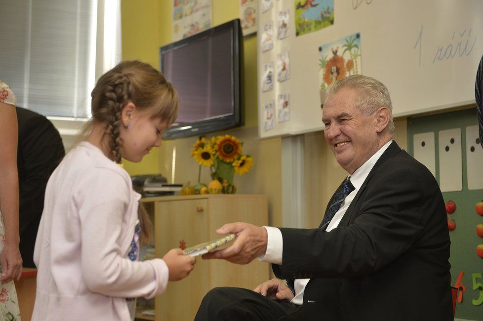 Prezident Miloš Zeman zahájil školní rok na Stochově nedaleko Lán. Prvňákům rozdal památníčky se svým podpisem.