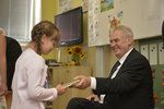 Prezident Miloš Zeman loni zahájil školní rok na Stochově nedaleko Lán. Prvňákům rozdal památníčky se svým podpisem.