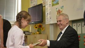 Prezident Miloš Zeman loni zahájil školní rok na Stochově nedaleko Lán. Prvňákům rozdal památníčky se svým podpisem.