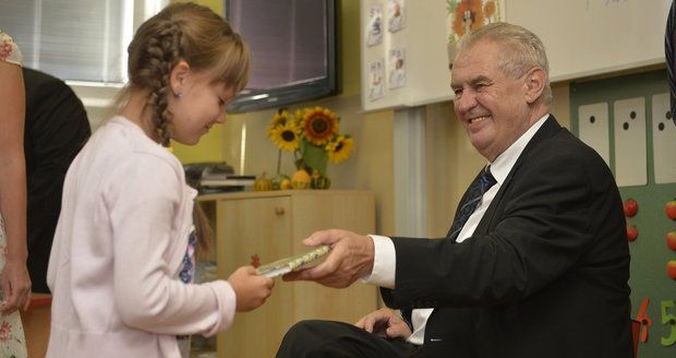 Prázdniny skončily, kdy budou další? Do školy jde 108 tisíc prvňáků i Zeman