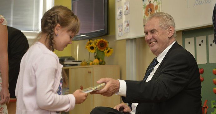 Prezident Miloš Zeman zahájil školní rok na Stochově nedaleko Lán. Prvňákům rozdal památníčky se svým podpisem.