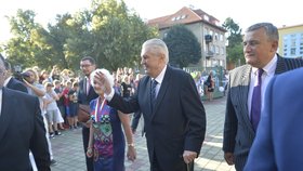 Prezident Miloš Zeman loni zahájil školní rok na Stochově nedaleko Lán. Prvňákům rozdal památníčky se svým podpisem.