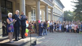 Prezident Miloš Zeman zahájil školní rok na Stochově nedaleko Lán. Prvňákům rozdal památníčky se svým podpisem.