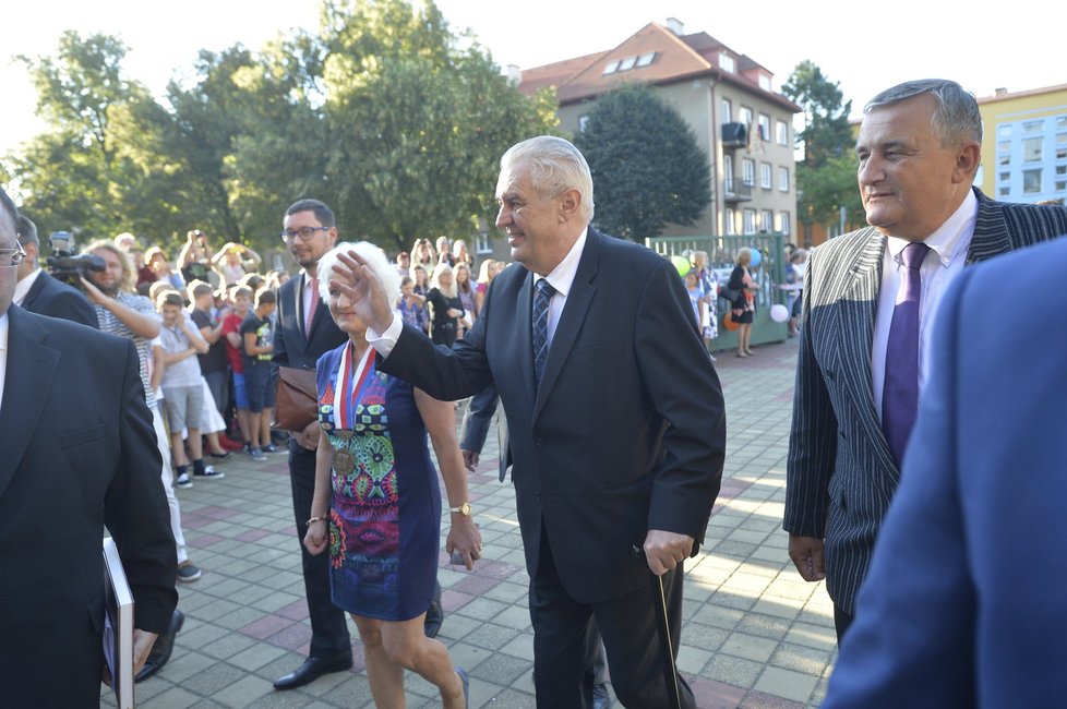 Prezident Miloš Zeman zahájil školní rok na Stochově nedaleko Lán. Prvňákům rozdal památníčky se svým podpisem.