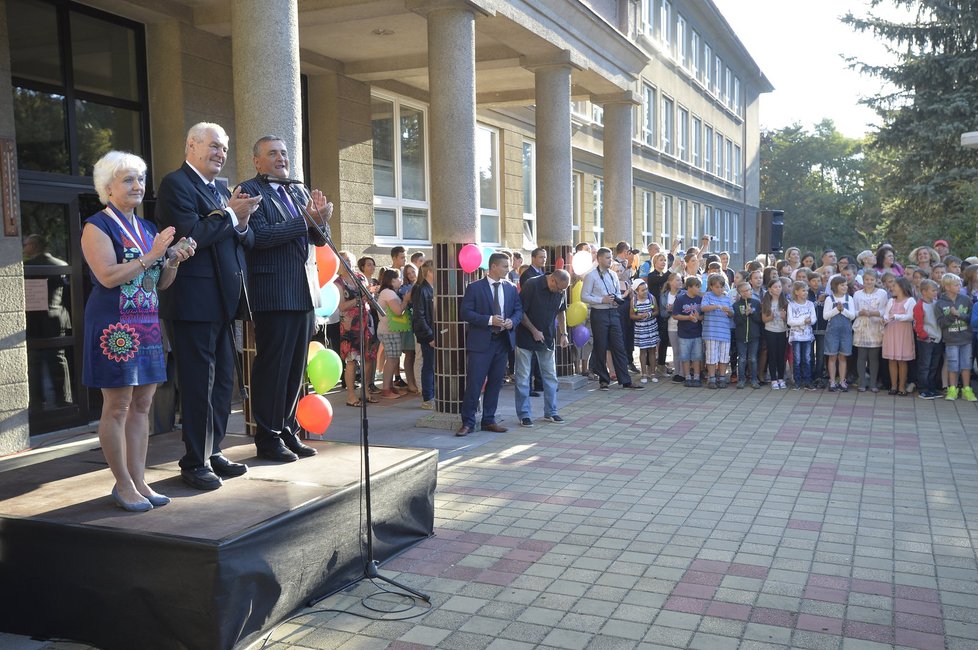 Prezident Miloš Zeman zahájil školní rok na Stochově nedaleko Lán. Prvňákům rozdal památníčky se svým podpisem.