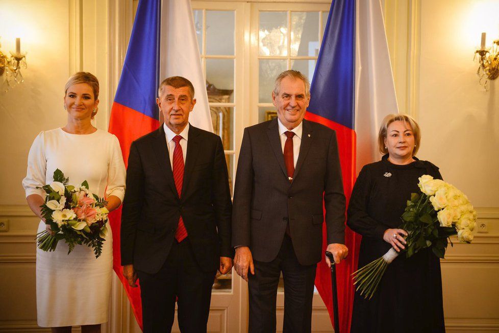 Novoroční oběd v Lánech: Monika Babišová, Andrej Babiš, Miloš Zeman a Ivana Zemanová zasedli u jednoho stolu (3. 1. 2019)