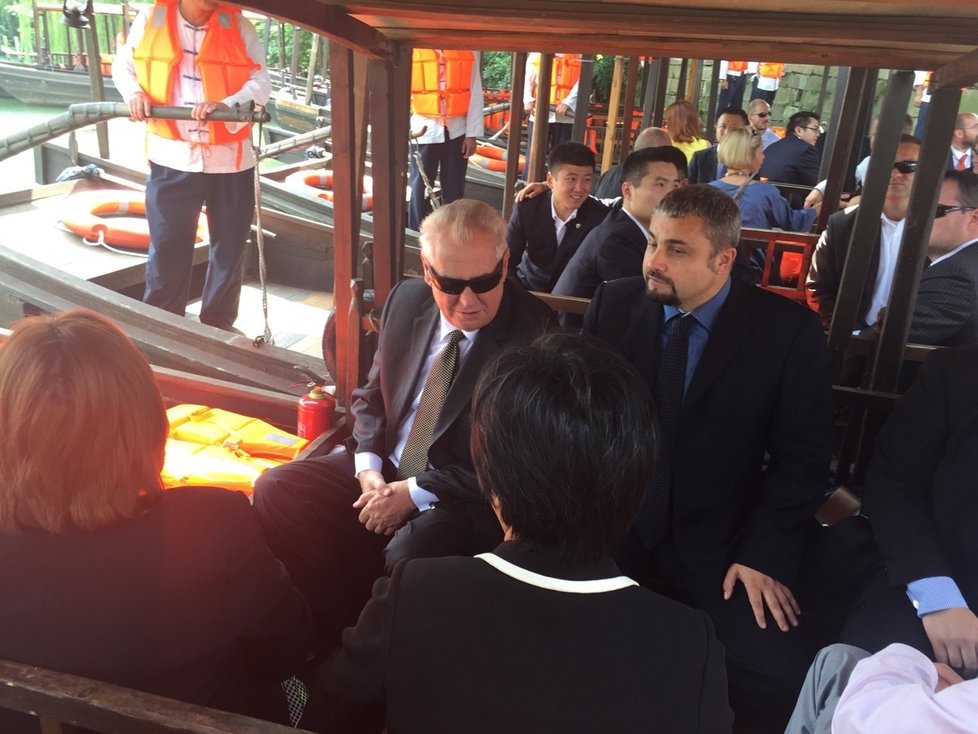Prezident Miloš Zeman a naproti jeho žena Ivana na návštěvě čínského města Wuzhen