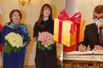 Premiér Andrej Babiš se snažil letos napravit faux pas z roku 2020, kdy jeho rodina zapomněla přinést na novoroční oběd na zámku v Lánech narozeninový dárek první dceři Kateřině Zemanové.