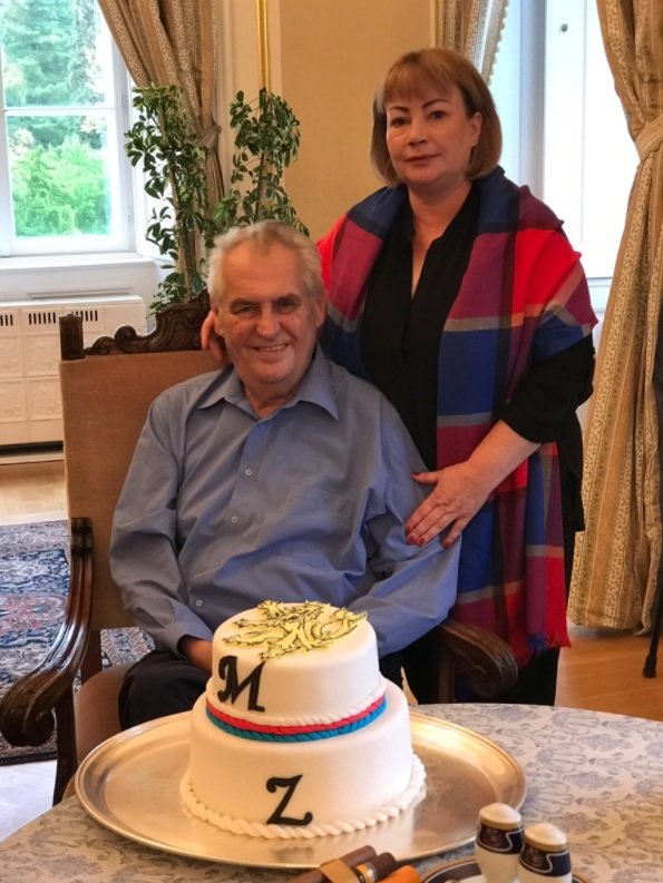 Zeman slavil 73. narozeniny s rodinou a spolupracovníky. Dostal dvoupatrový dort.