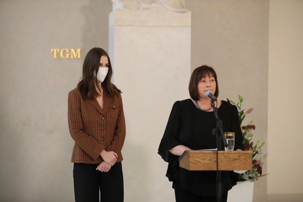 Manželka prezidenta Ivana Zemanová s dcerou Kateřinou na tiskové konferenci ke zdravotnímu stavu prezidenta Miloše Zemana (14. 10. 2021)