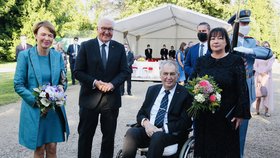 Miloš Zeman s manželkou Ivanou přivítali na zámku v Lánech nemeckého prezidenta Franka-Waltera Steinmeiera a jeho ženu Elke Büdenbenderovou. Oba páry spolu povečeřely.