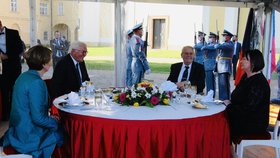 Miloš Zeman s manželkou Ivanou přivítali na zámku v Lánech nemeckého prezidenta Franka-Waltera Steinmeiera a jeho ženu Elke Büdenbenderovou. Oba páry spolu povečeřely.