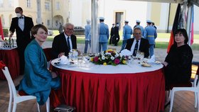 Miloš Zeman s manželkou Ivanou přivítali na zámku v Lánech nemeckého prezidenta Franka-Waltera Steinmeiera a jeho ženu Elke Büdenbenderovou. Oba páry spolu povečeřely.