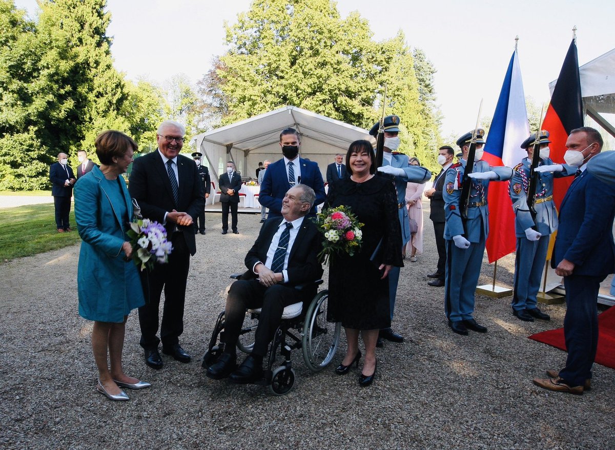 Miloš Zeman s manželkou Ivanou přivítali na zámku v Lánech nemeckého prezidenta Franka-Waltera Steinmeiera a jeho ženu Elke Büdenbenderovou. Oba páry spolu povečeřely.