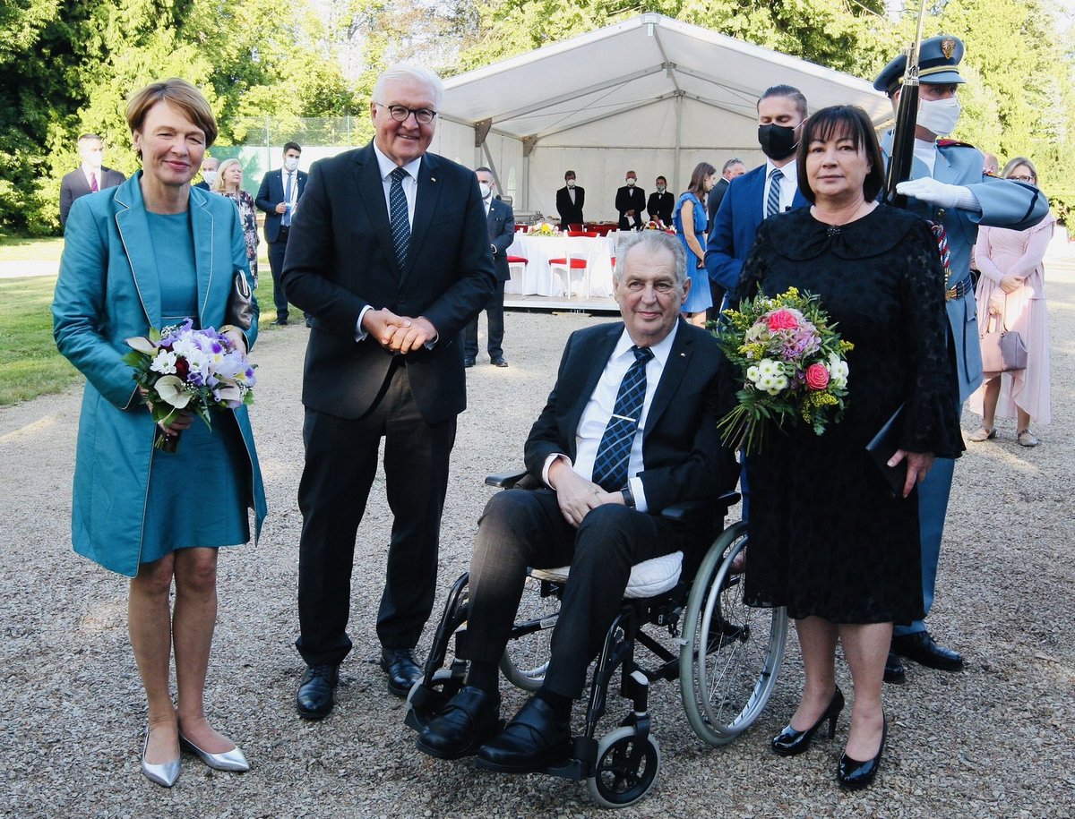 Miloš Zeman s manželkou Ivanou přivítali na zámku v Lánech nemeckého prezidenta Franka-Waltera Steinmeiera a jeho ženu Elke Büdenbenderovou. Oba páry spolu povečeřely.